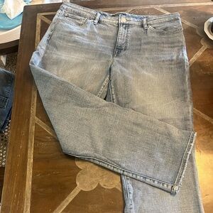 Ralph Lauren ankle crop jeans in a versatile  wash that flatters every curve!